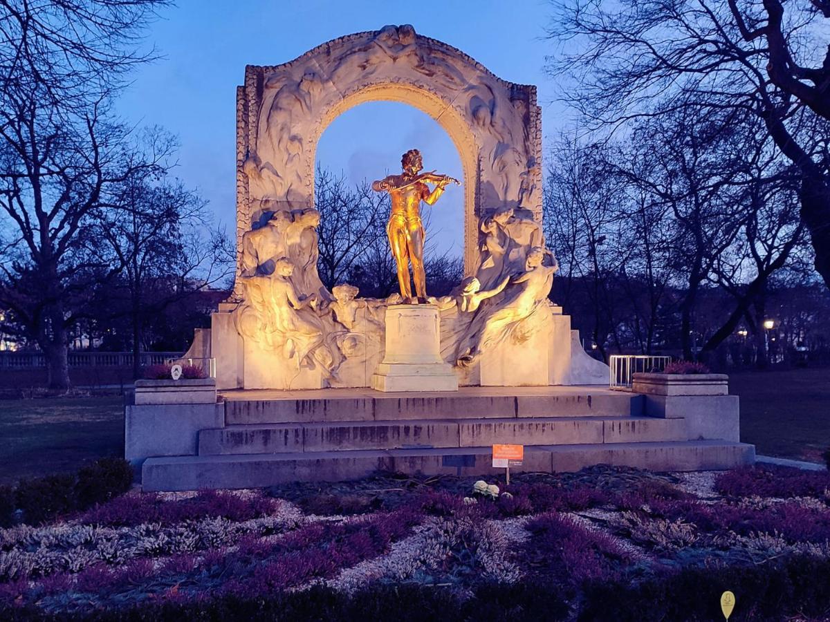 Center ! 3 Stops Away From The Center Of Vienna! エクステリア 写真